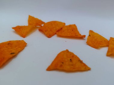 Beyaz arkaplan kullanan Baharatlı Tortilla Chips 'in yakın çekimi.