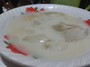 Es Kolak pisang kalın hindistan cevizi sütü, palmiye şekeri ve muzdan yapılır. Endonezya 'dan ferahlatıcı bir içecek.. 