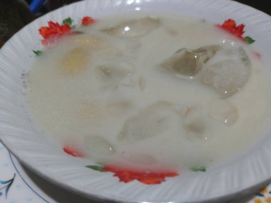 Es Kolak pisang kalın hindistan cevizi sütü, palmiye şekeri ve muzdan yapılır. Endonezya 'dan ferahlatıcı bir içecek.. 