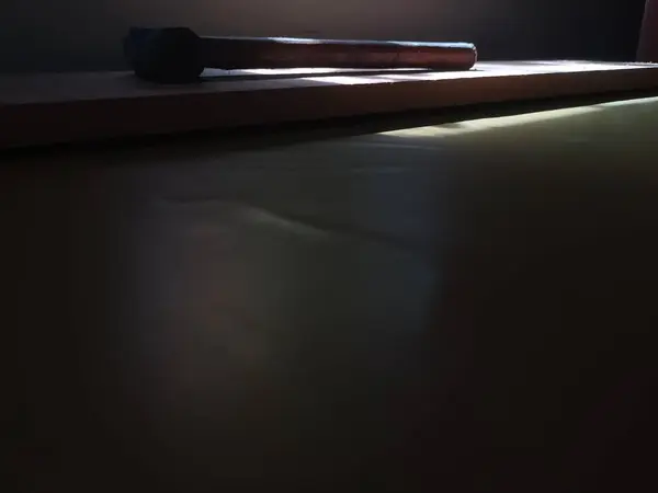 Tahtadaki çekiç sabah güneşine maruz kalır ve pencereden gelen ışık çok parlak değildir..