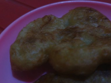 Soyut kızarmış muz, tek kişilik geleneksel Java yemekleri..