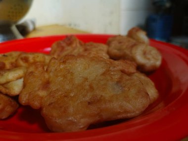 Soyut kızarmış muz, tek kişilik geleneksel Java yemekleri..