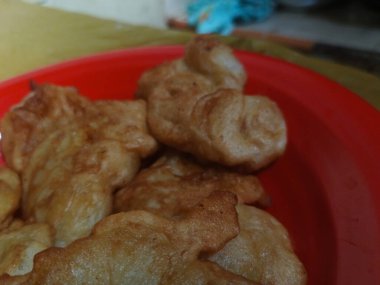 Soyut kızarmış muz, tek kişilik geleneksel Java yemekleri..