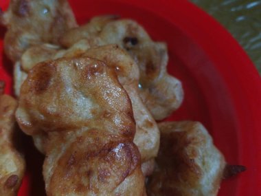 Soyut kızarmış muz, tek kişilik geleneksel Java yemekleri..