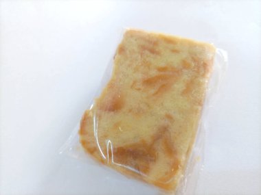 Prol bant veya sünger kek içinde kasava bant karışımı ve yalıtılmış beyaz arkaplan.