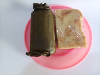 Beyaz arka planda arem-arem ve prol banttan oluşan geleneksel atıştırmalıklar.