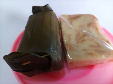 Beyaz arka planda arem-arem ve prol banttan oluşan geleneksel atıştırmalıklar.