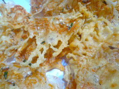 Beyaz arka planlı tuzlu ançüez kraker üzerine yerleştirilmiş geleneksel Endonezya atıştırmalığı..