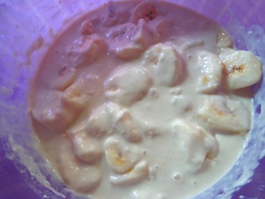 Mavi leğende kızarmış muz yapmak ve muzları küçük parçalara ayırmak için hamur..