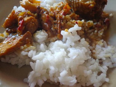 Beyaz pilav ve yanında da bir tabak Meksika tavuğu..