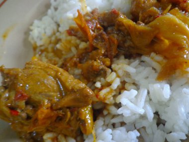 Beyaz pilav ve yanında da bir tabak Meksika tavuğu..