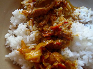 Beyaz pilav ve yanında da bir tabak Meksika tavuğu..