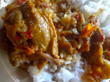 Beyaz pilav ve yanında da bir tabak Meksika tavuğu..