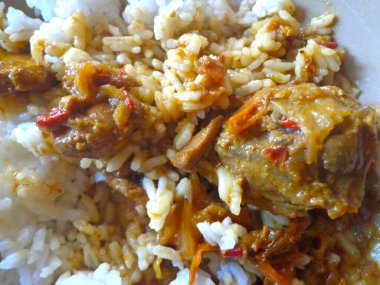 Beyaz pilav ve yanında da bir tabak Meksika tavuğu..