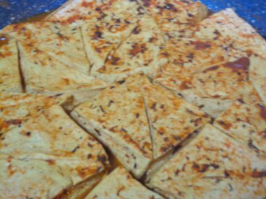 Beyaz tofu kızartmadan önce soya peynirini baharatlara batırma tekniğini kullanır..