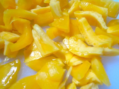 Fresh jackfruit that has been cleaned, the base used is a cutting board