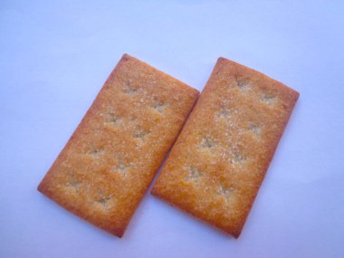 2 bisküvi şeker parçacıkları izole edilmiş beyaz arkaplan.