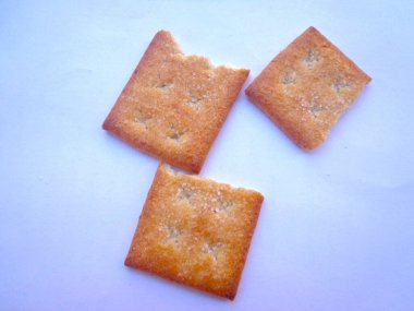 Beyaz arka planda izole edilmiş şekerli bisküvilerin parçaları..