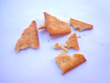 Beyaz arka planda izole edilmiş şekerli bisküvilerin parçaları..