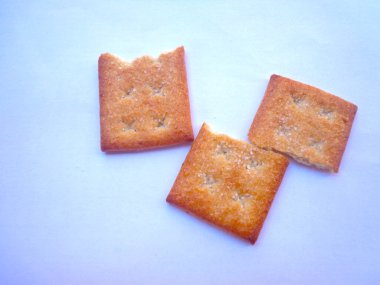 Beyaz arka planda izole edilmiş şekerli bisküvilerin parçaları..