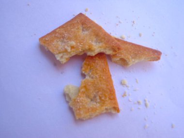 Beyaz arka planda izole edilmiş şekerli bisküvilerin parçaları..