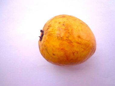 Beyaz arkaplanda izole edilmiş olgun sarı guava.