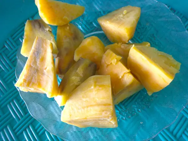 Haşlanmış tatlı patatesler küçük parçalara ayrılır ve beyaz bir tabakta servis edilir..