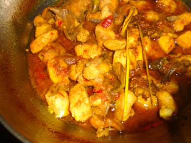 Geleneksel ve baharatlı tavuk suyu..