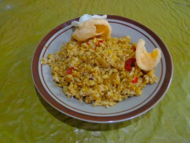 Baharatlı yumurta, kızarmış pirinç yemeği ve çıtır kraker..