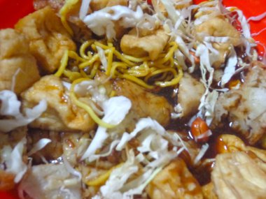 Solo, Endonezya 'dan soya soslu efsanevi kupat tofu.