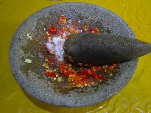 Endonezya 'dan gelme Sambal ya da geleneksel biber sosu, taş harç ve tokmak ile yeni yapılmış..