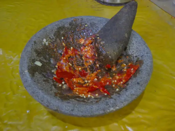Endonezya 'dan gelme Sambal ya da geleneksel biber sosu, taş harç ve tokmak ile yeni yapılmış..