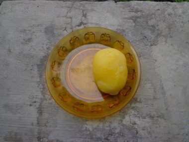 Haşlanmış patates tabakta servis edilir..