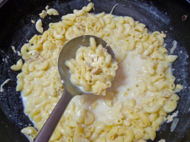 Tavada makarna pişiriyorum..