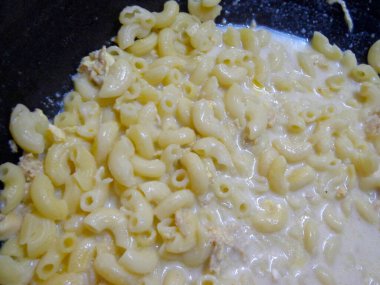 Tavada makarna pişiriyorum..