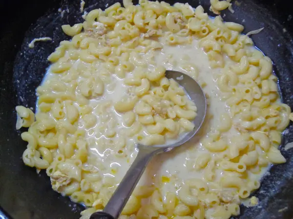 Tavada makarna pişiriyorum..