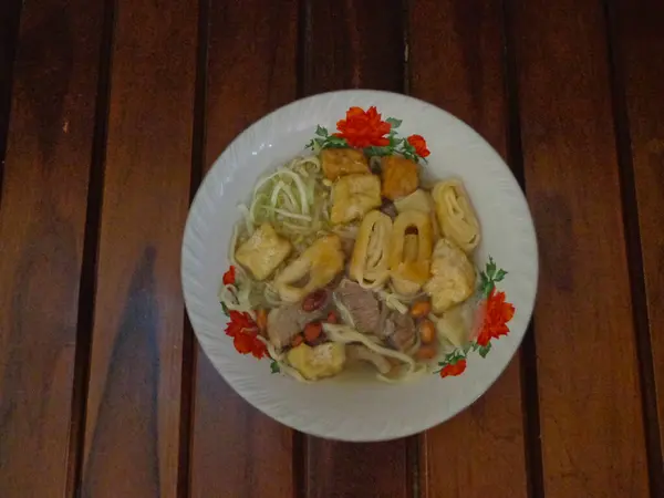 Bakmi toprak, Solo 'nun uzmanlık alanıdır. Bu yemek haşlanmış sarı erişte, sığır eti, kabak parçaları, lahana ve kızarmış fıstıktan yapılır. Acı ve berrak bir sosu var ve kırmızı biberli sambal ile servis ediliyor..