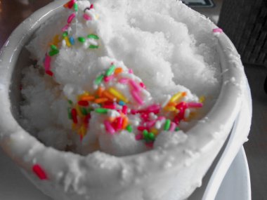 Sarhoş tanrı buzu, içinde durian ve bant gibi çeşitli meyvelerin bulunduğu büyük bir kasede bulunan bir dondurma tabağıdır, ayrıca bant ve jöle veya meyve suyundan elde edilen işlenmiş yiyecekler gibi..