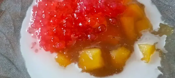 Tatlı olarak geleneksel Endonezya tatlı lapası ve Ramazan 'da çok popüler olan Bubur Sagu Mutiara, Cassava içerir..