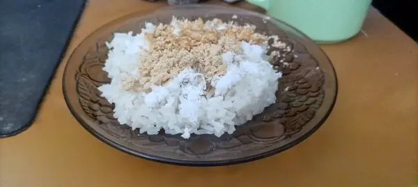 Endonezya yemeği, soya fasulyesi tozu ve rendelenmiş hindistan cevizi serpiştirilmiş pirinç lezzetli bir tat verir..