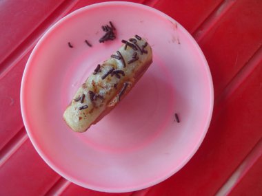 Pukis is one of the simple and delicious traditional snacks in Indonesia, usually sprinkled with Sprinkles.
