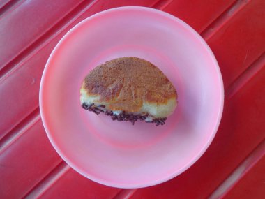Pukis is one of the simple and delicious traditional snacks in Indonesia, usually sprinkled with Sprinkles.