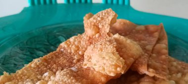 Kızarmış erişteye eklemek için kızarmış mantı kabuğu ya da atıştırmalık olarak..