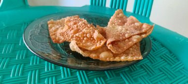 Kızarmış erişteye eklemek için kızarmış mantı kabuğu ya da atıştırmalık olarak..