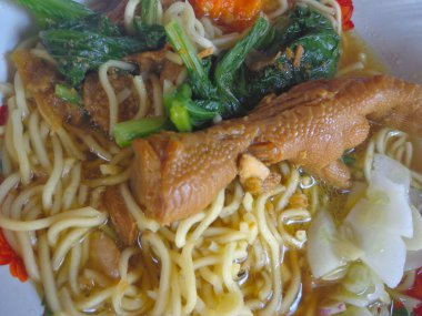 Mie Ayam, buğday eriştesinden yapılmış bir Endonezya yemeğidir. Tavuk parçaları ve hardal yeşilliği ile tatlandırılmış tavuk pençesidir..