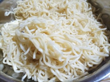 3 dakikadır pişmiş eriştenin dokusu beyaz ve çiğnenmiş görünüyor..