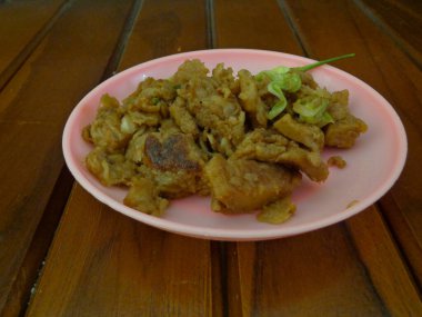 Solo 'nun buğday unu, lahana ve özel baharatlarla hazırlanmış kırmızı biberlerden oluşan özel yemeğinin bulanık arka planı..