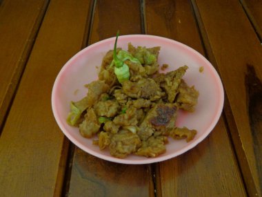 Solo 'nun buğday unu, lahana ve özel baharatlarla hazırlanmış kırmızı biberlerden oluşan özel yemeğinin bulanık arka planı..