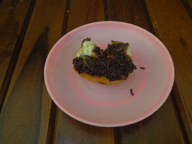 Tahta arka planda küçük bir tabakta lezzetli çikolatalı çörek dilimleri..