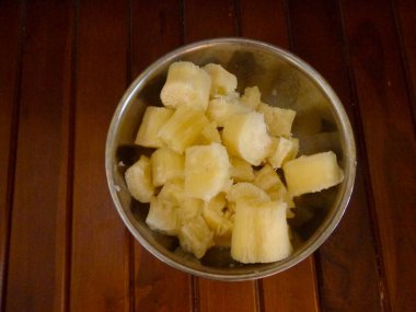 Büyük bir kâse ve ahşap arka planda servis edilen haşlanmış kaju..